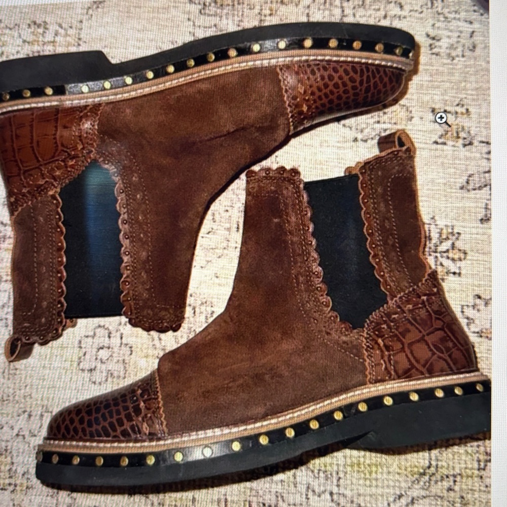 Like NEW Free People Atlas Studded Chelsea Boots Chocolate size 39.5 US9